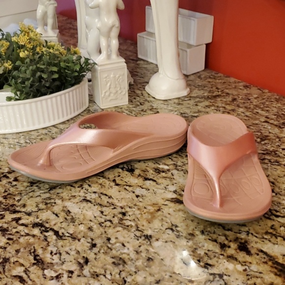 Aetrex Lynco Shimmer Flip Flops - Picture 3 of 8